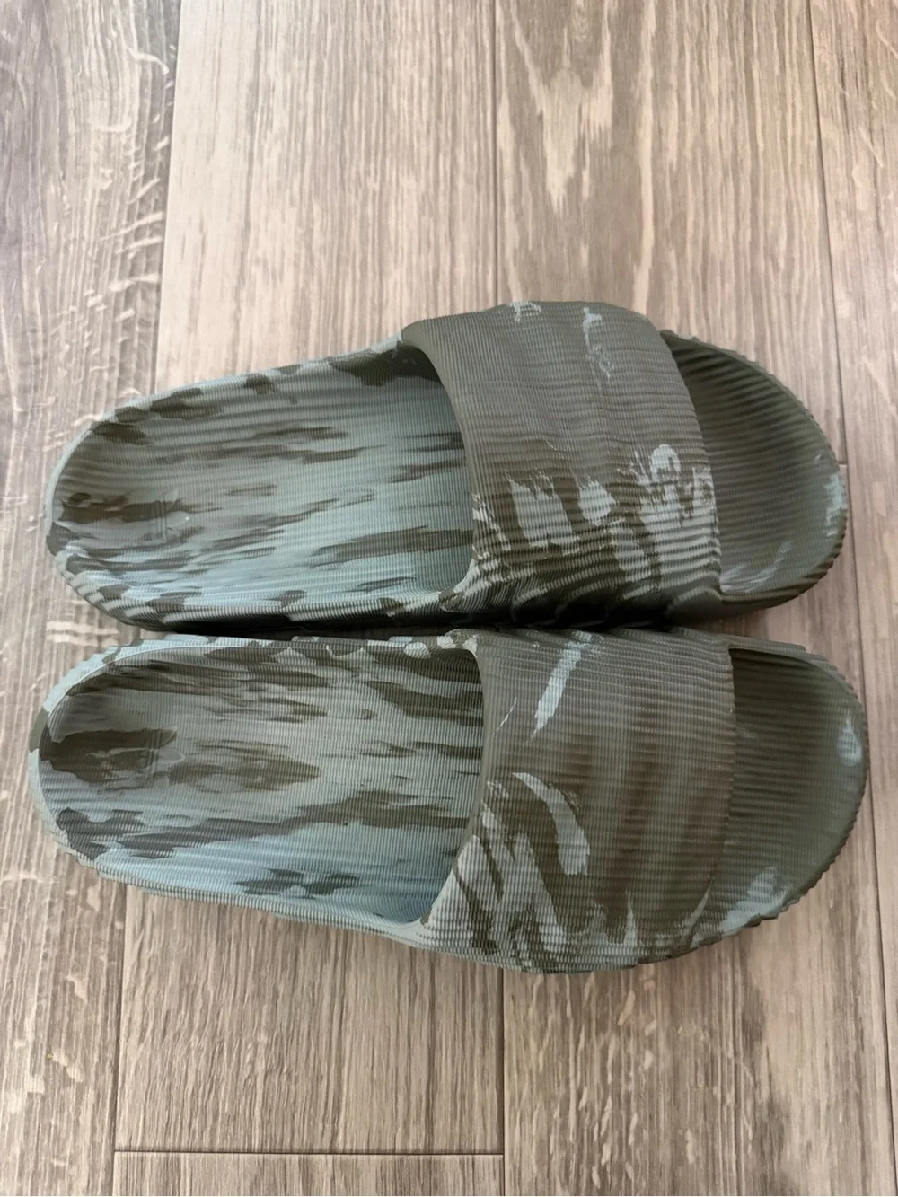 Adidas ADILETTE 22 Men's Slides OLIVE STRATA / SILVER GREEN Size 12 HP6517